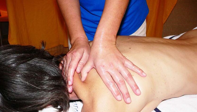 Sesión de masaje para osteocondosis de la columna cervical